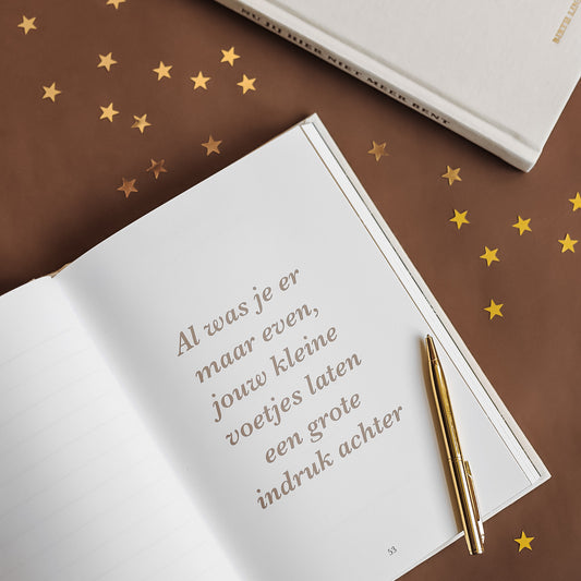 Quote pagina uit Birth Lines sterrenkindje invulboek met tekst over kleine voetjes en grote indruk, open boek met goudkleurige pen en sterretjes op warme bruine achtergrond
