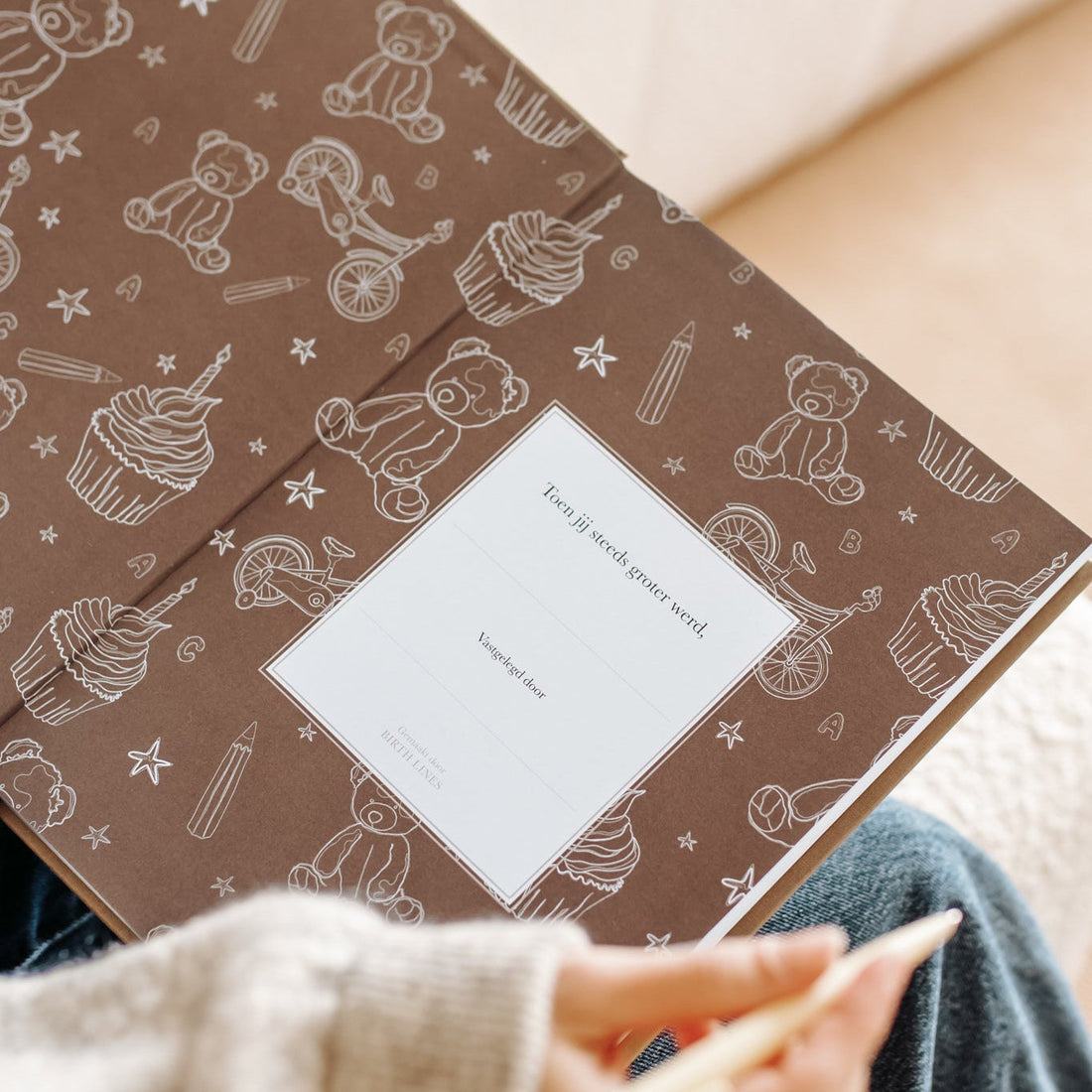 Birth Lines invulboek met handgetekende illustraties op bruine kaft en ruimte voor naam en datum