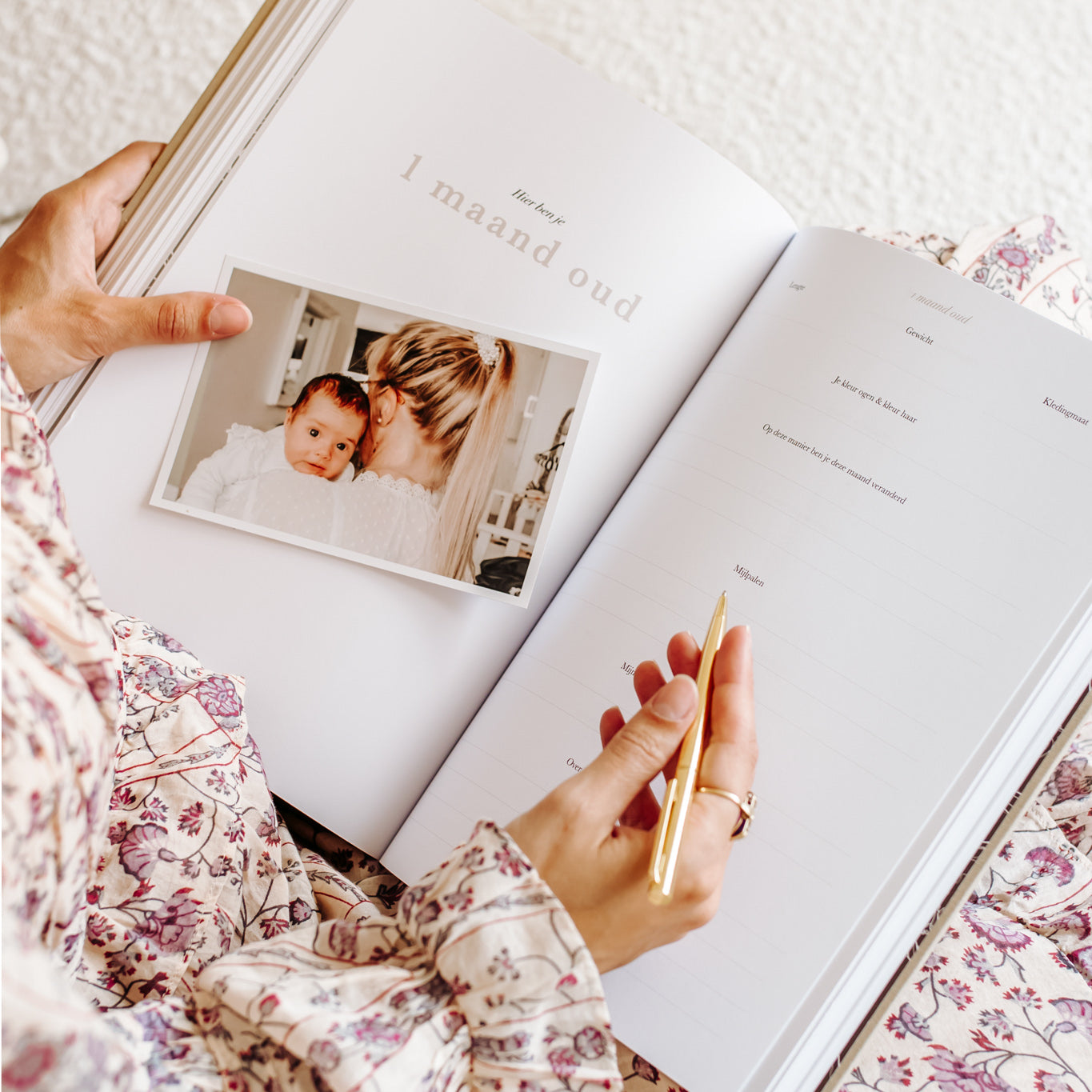 baby eerste maand pagina in zwangerschaps en baby eerste jaar invulboek met ruimte voor herinneringen