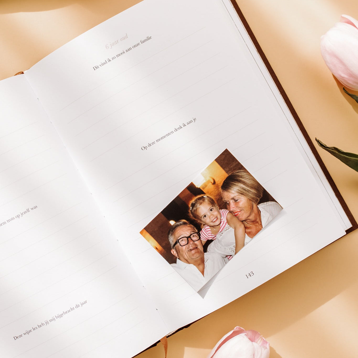 Binnenpagina van Birth Lines grootouder invulboek Sinds jij mijn kleinkind bent met foto van grootouders en kleinkind en ruimte om herinneringen te beschrijven