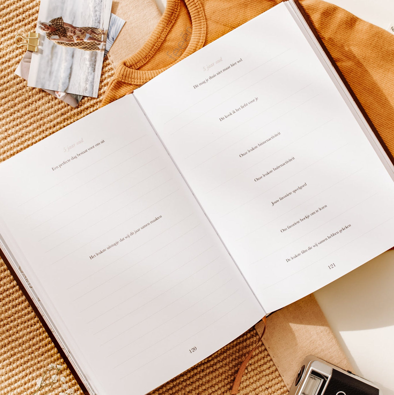 Openliggende pagina van Birth Lines grootouder invulboek Sinds jij mijn kleinkind bent met vragen over het kleinkind en ruimte voor persoonlijke herinneringen en verhalen