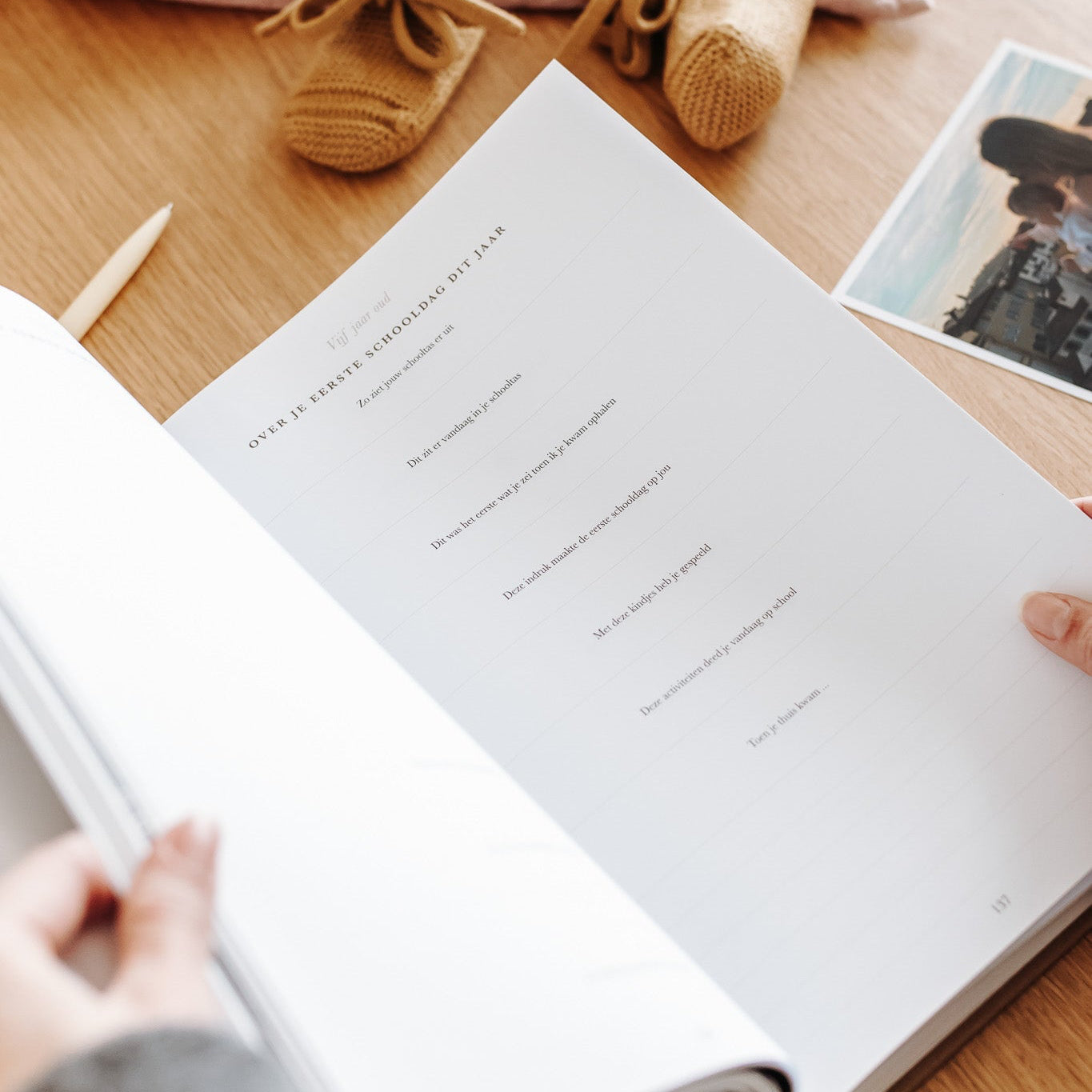 Birth Lines opgroei invulboek open bij eerste schooldag pagina met baby schoentjes en ruimte om herinneringen vast te leggen