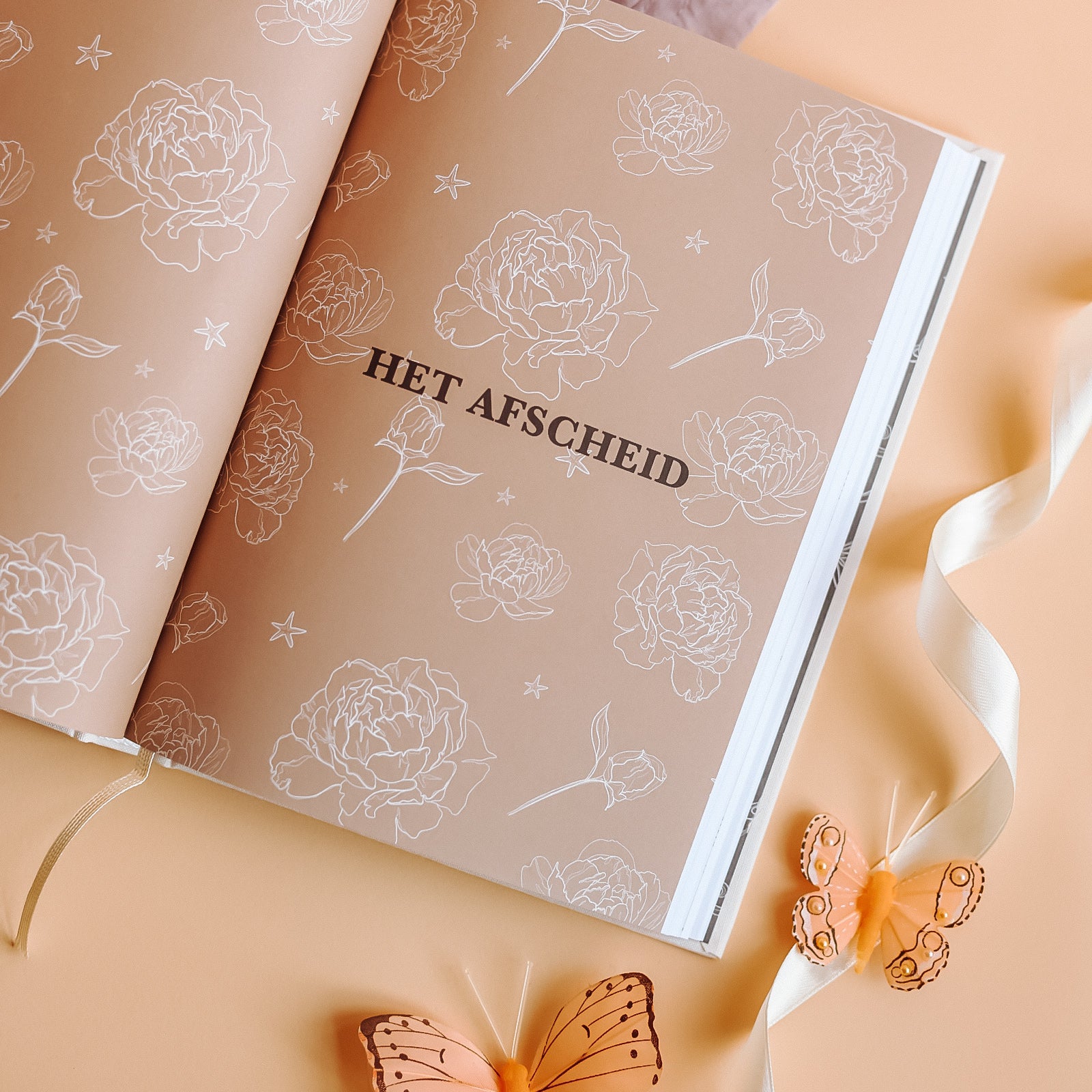 Pagina Het afscheid in het sterrenkindje invulboek Nu jij hier niet meer bent van Birth Lines met bloemenillustraties, vlinders en zachte warme beige styling