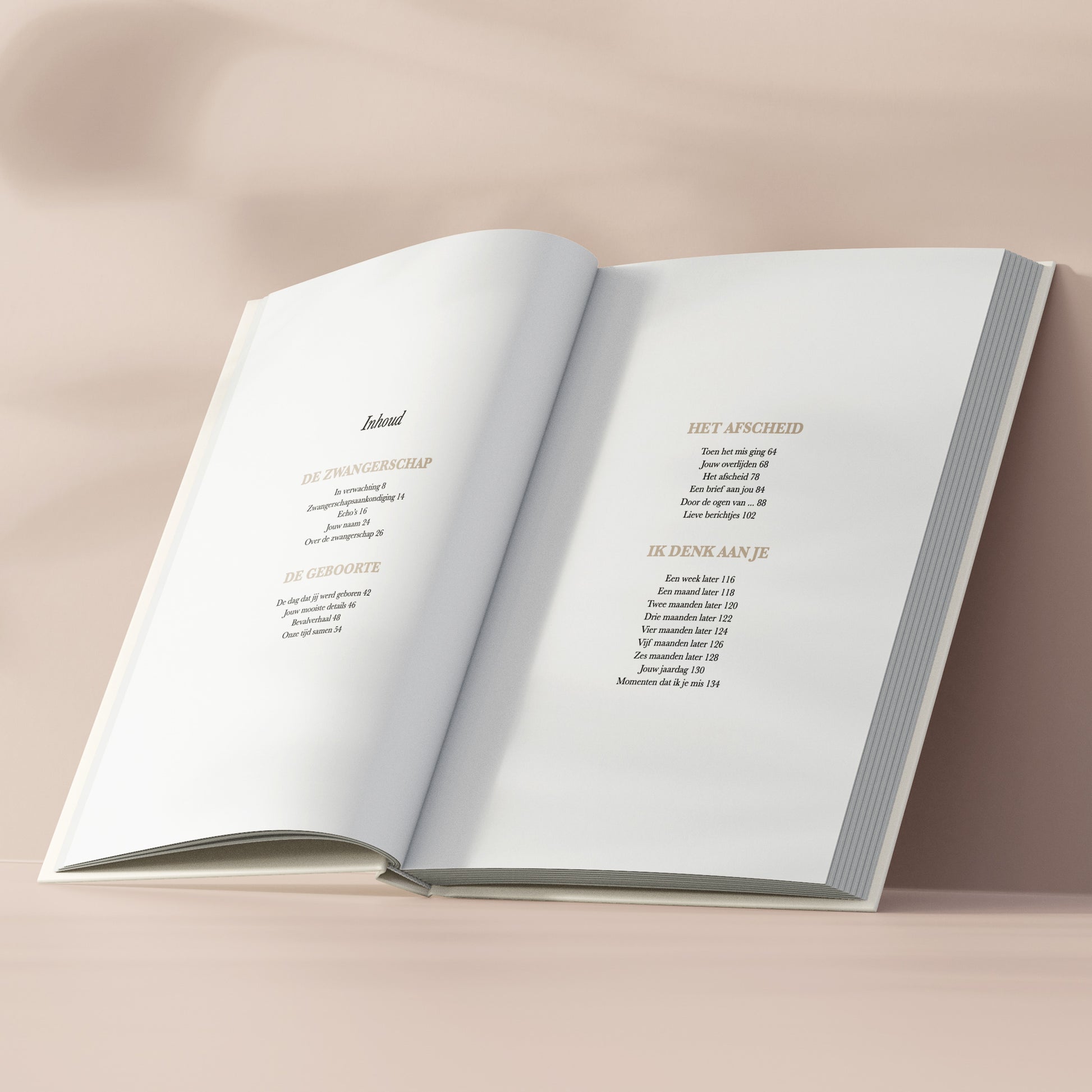 Inhoudsopgave van het sterrenkindje invulboek Nu jij hier niet meer bent van Birth Lines met hoofdstukken Het afscheid en Ik denk aan je in minimalistische warme styling