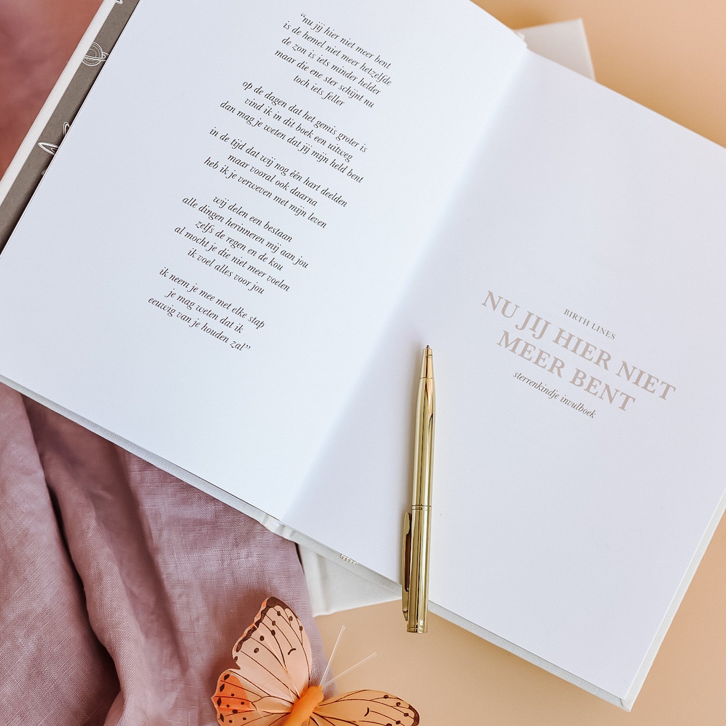 Open sterrenkindje invulboek Nu jij hier niet meer bent van Birth Lines met titelpagina, gedicht, goudkleurige pen en zachte warme styling met vlinder en stoffen achtergrond