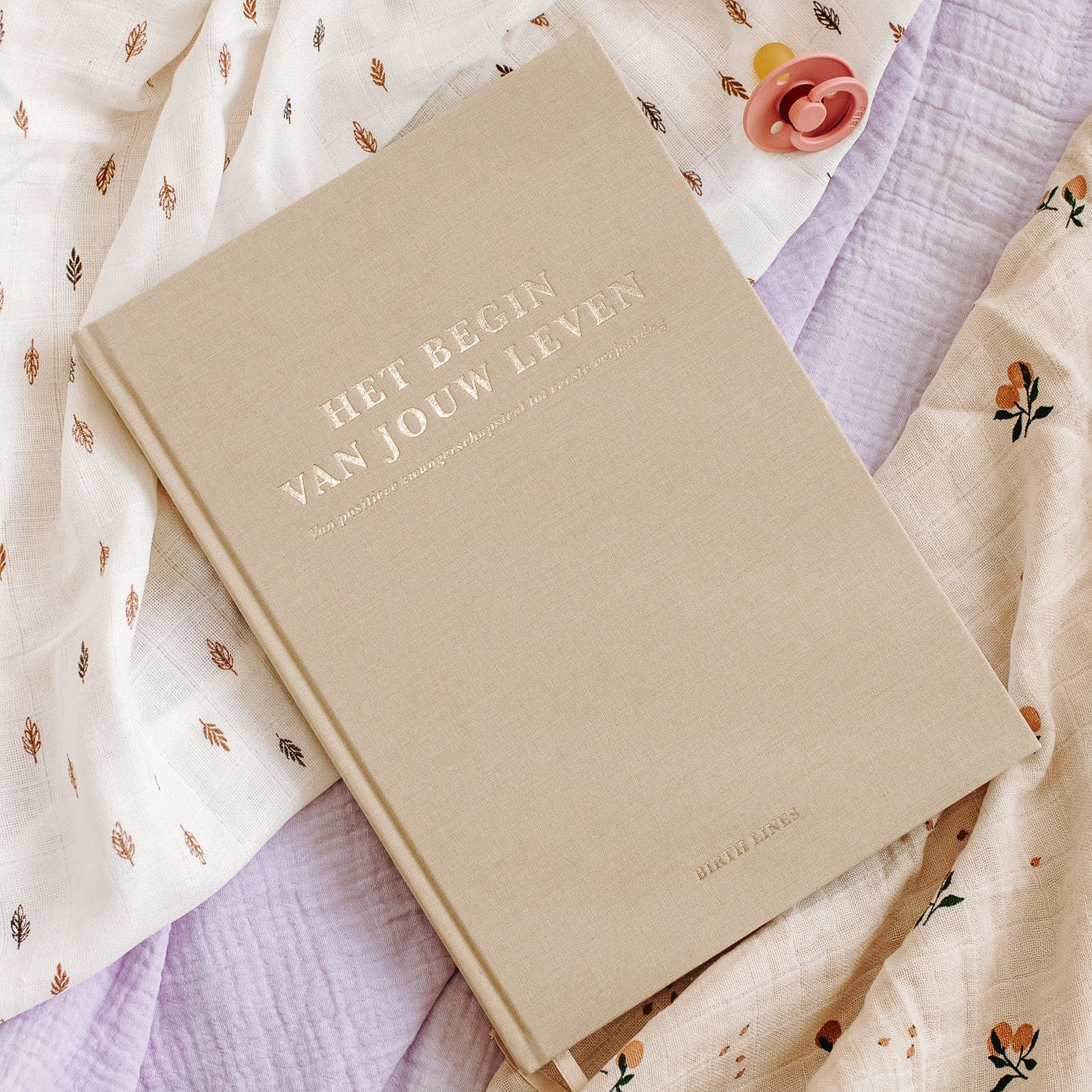 Birth Lines zwangerschapsboek en baby eerste jaar invulboek Het begin van jouw leven met linnen kaft op zachte baby doeken en speen