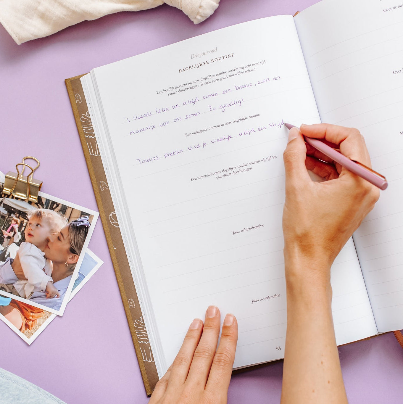 Dagelijkse routine pagina in het Birth Lines opgroei invulboek Toen jij steeds groter werd met ruimte voor herinneringen en ingeplakte kinderfoto’s