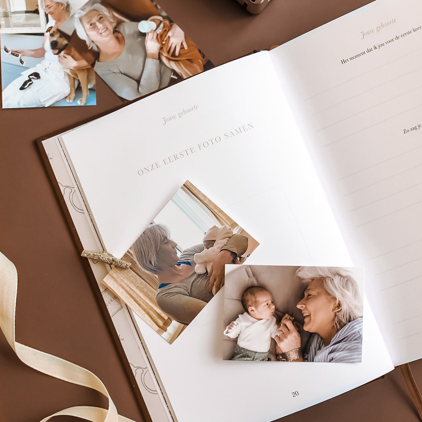 Pagina ‘Onze eerste foto samen’ in het Birth Lines grootouder invulboek ‘Sinds jij mijn kleinkind bent’ met ingeplakte foto’s van grootouder en kleinkind