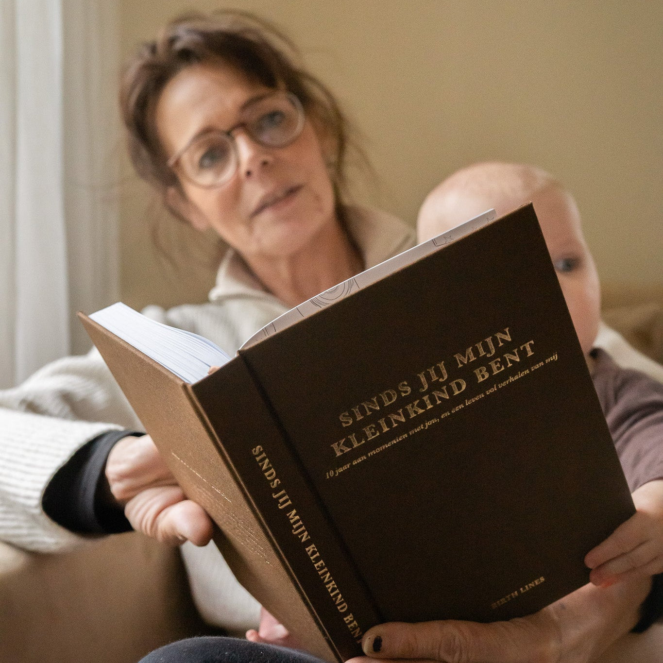 Birth Lines grootouder invulboek ‘Sinds jij mijn kleinkind bent’ vastgelegd terwijl grootouder samen met kleinkind herinneringen leest en bewaart