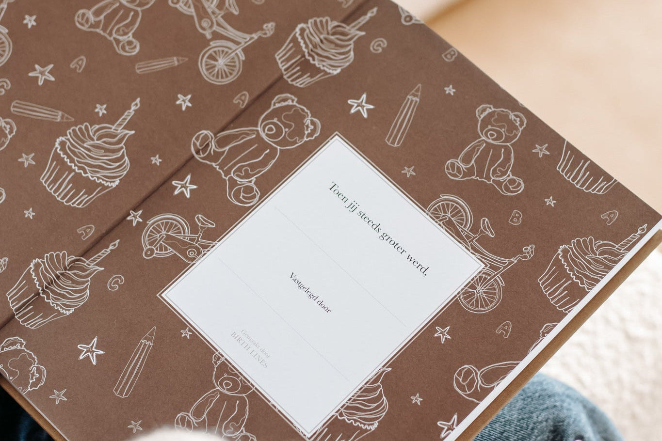 Invulpagina aan de binnenkant van het Birth Lines opgroei invulboek Toen jij steeds groter werd met ruimte voor naam en persoonlijke gegevens