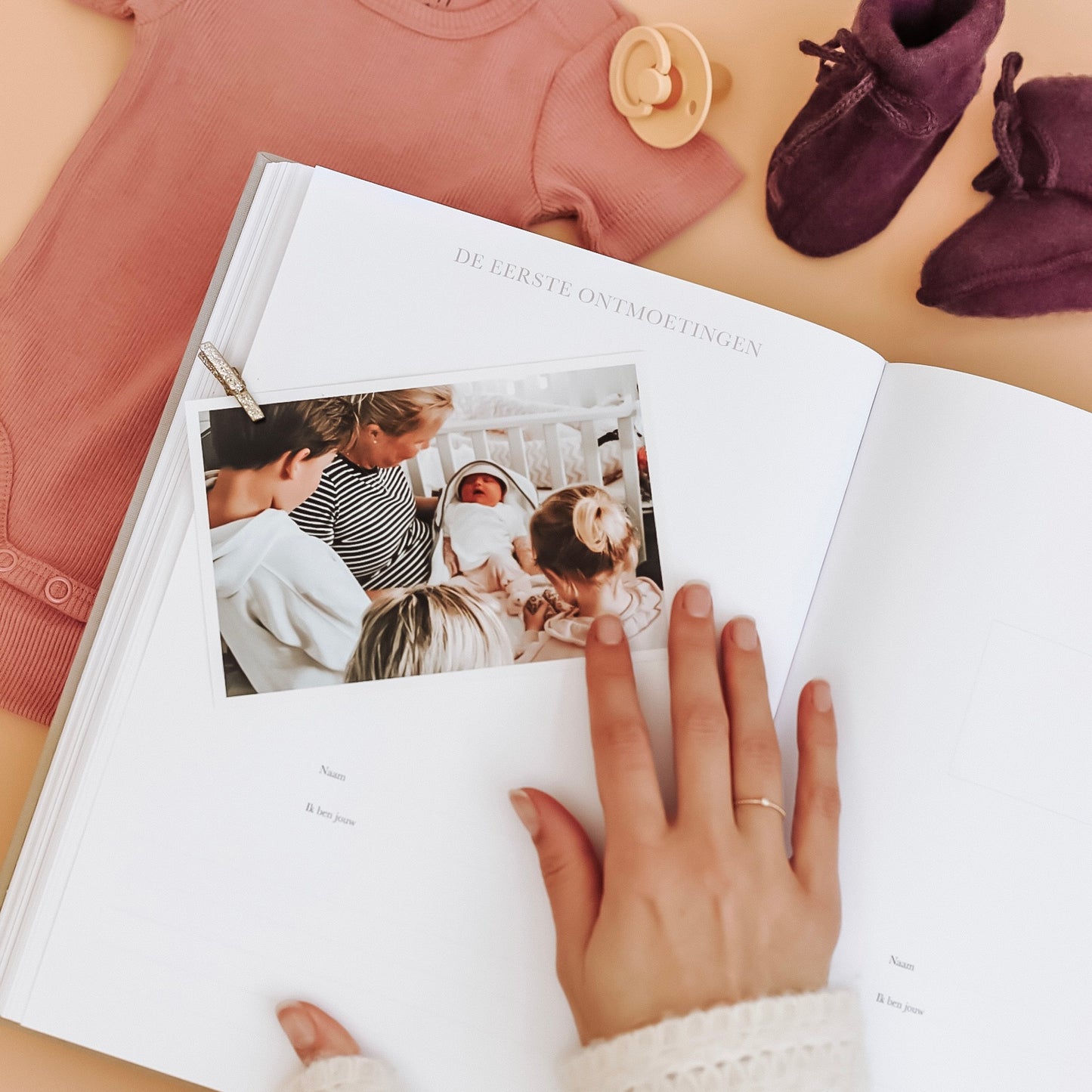 kraambezoek pagina in zwangerschaps en baby eerste jaar invulboek met ruimte voor herinneringen