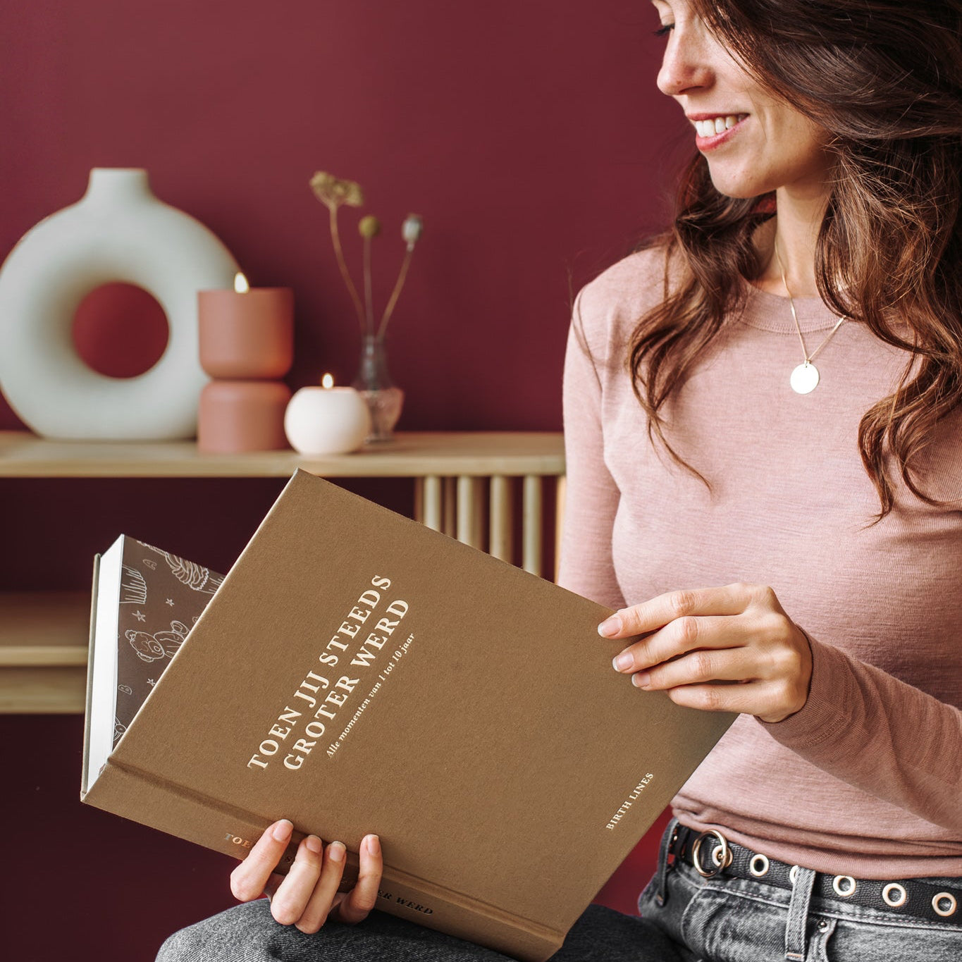 Birth Lines opgroei invulboek Toen jij steeds groter werd vastgehouden door moeder in warme interieursetting met linnen kaft en goudfolie titel