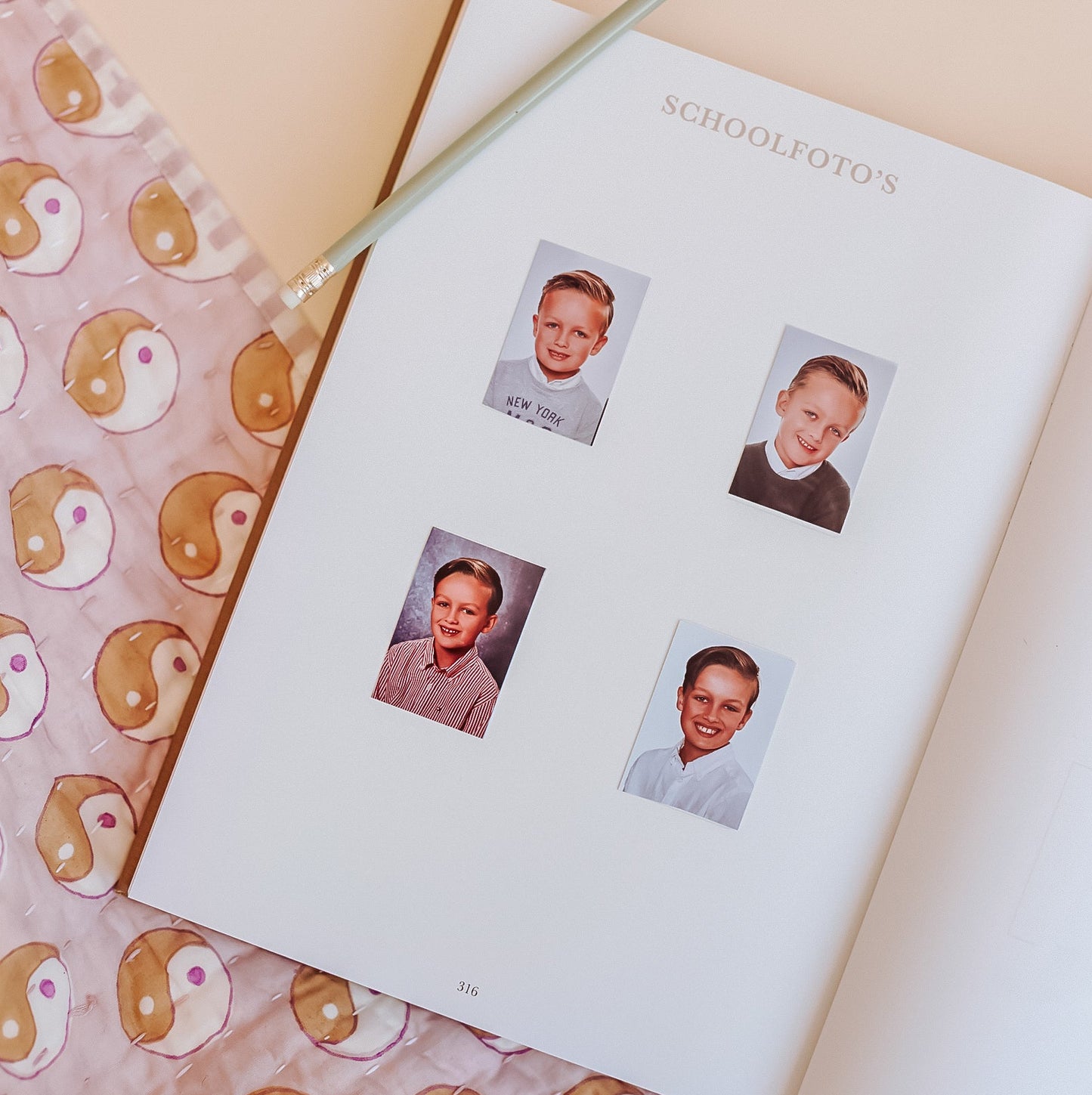 Schoolfoto’s pagina in het Birth Lines opgroei invulboek Toen jij steeds groter werd met ruimte om jaarlijkse schoolfoto’s te bewaren