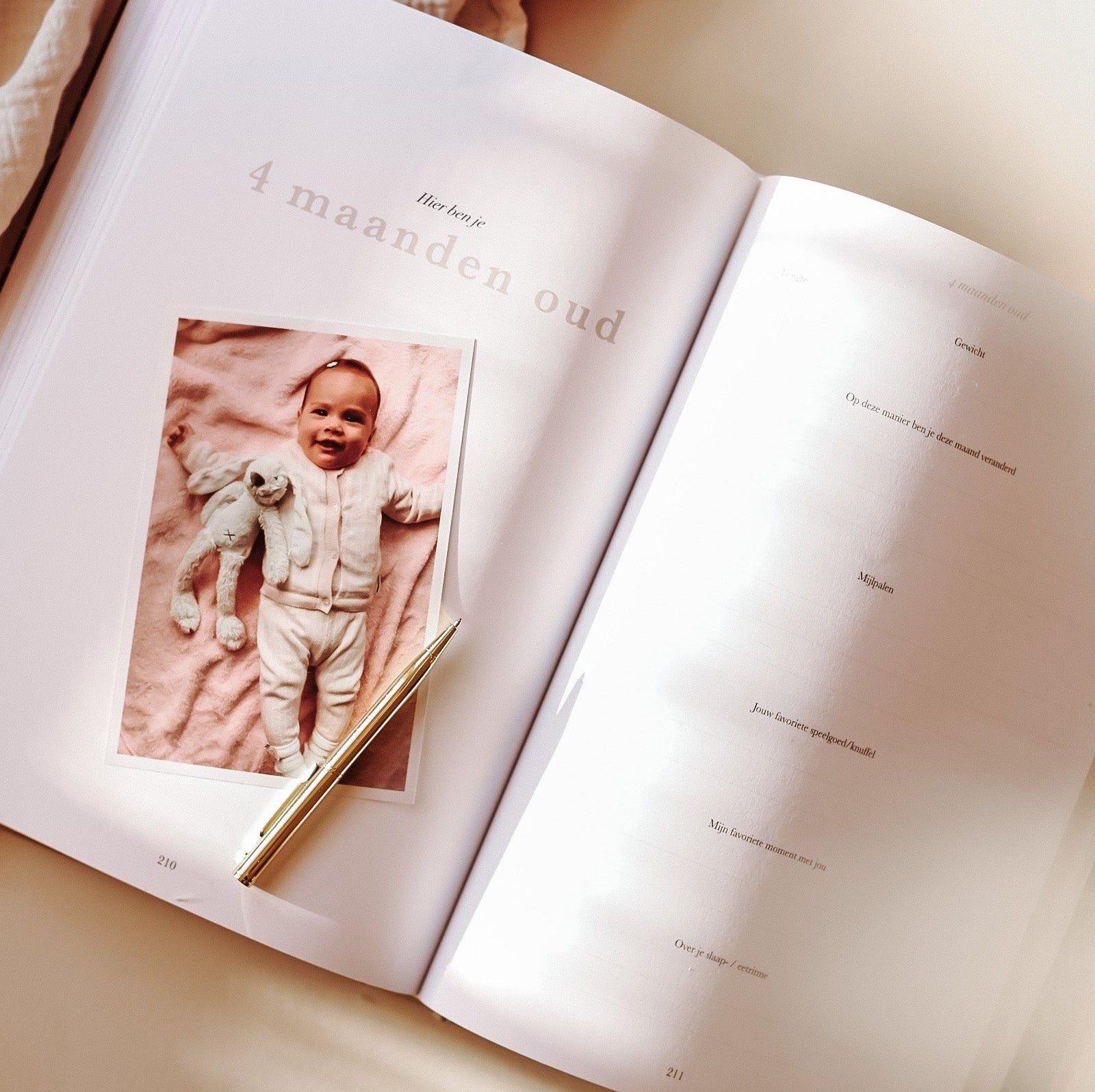 baby vier maanden oud pagina in zwangerschaps en baby eerste jaar invulboek met ruimte voor mijlpalen
