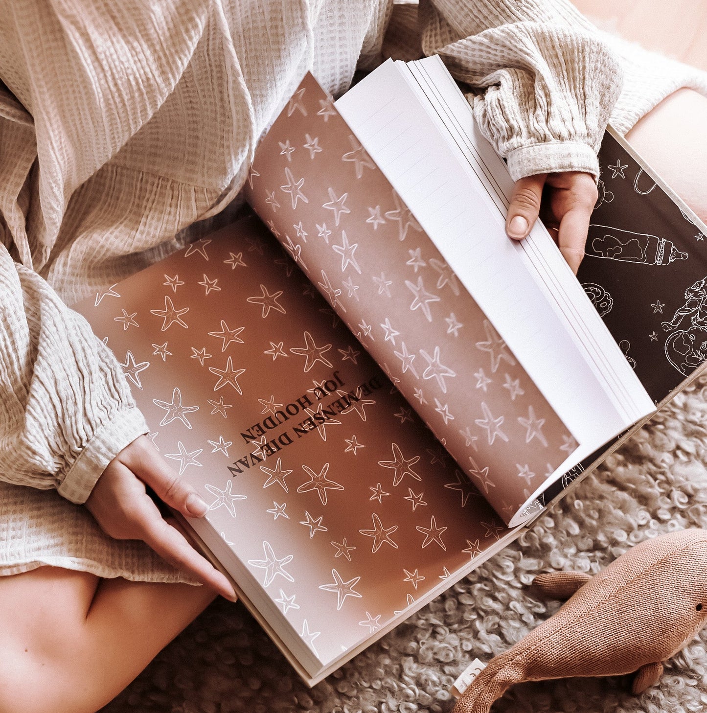 Het begin van jouw leven zwangerschaps en baby eerste jaar invulboek open met illustraties en invulpagina’s